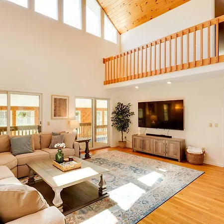 Lake George Oasis With 9 Acres, Hot Tub And Game Room!